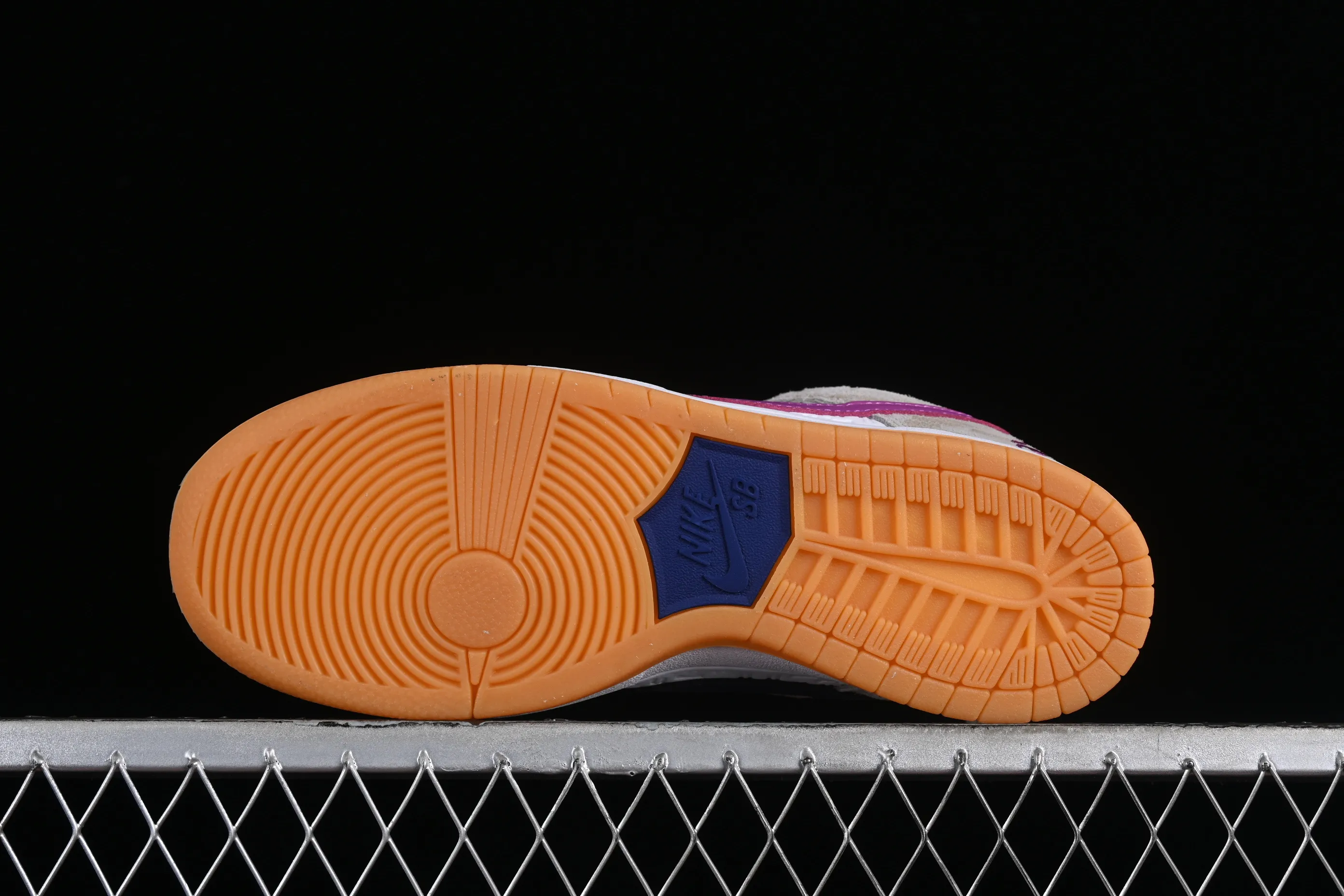 All Categories Nk SB Dunk Series Nk SB Dunk Low Low-top sneakers Cost-effective version Rayssa Leal x Nk SB Dunk Low Brazilian skateboarding goddess joint model SB low-top casual sneakers FZ5251-001